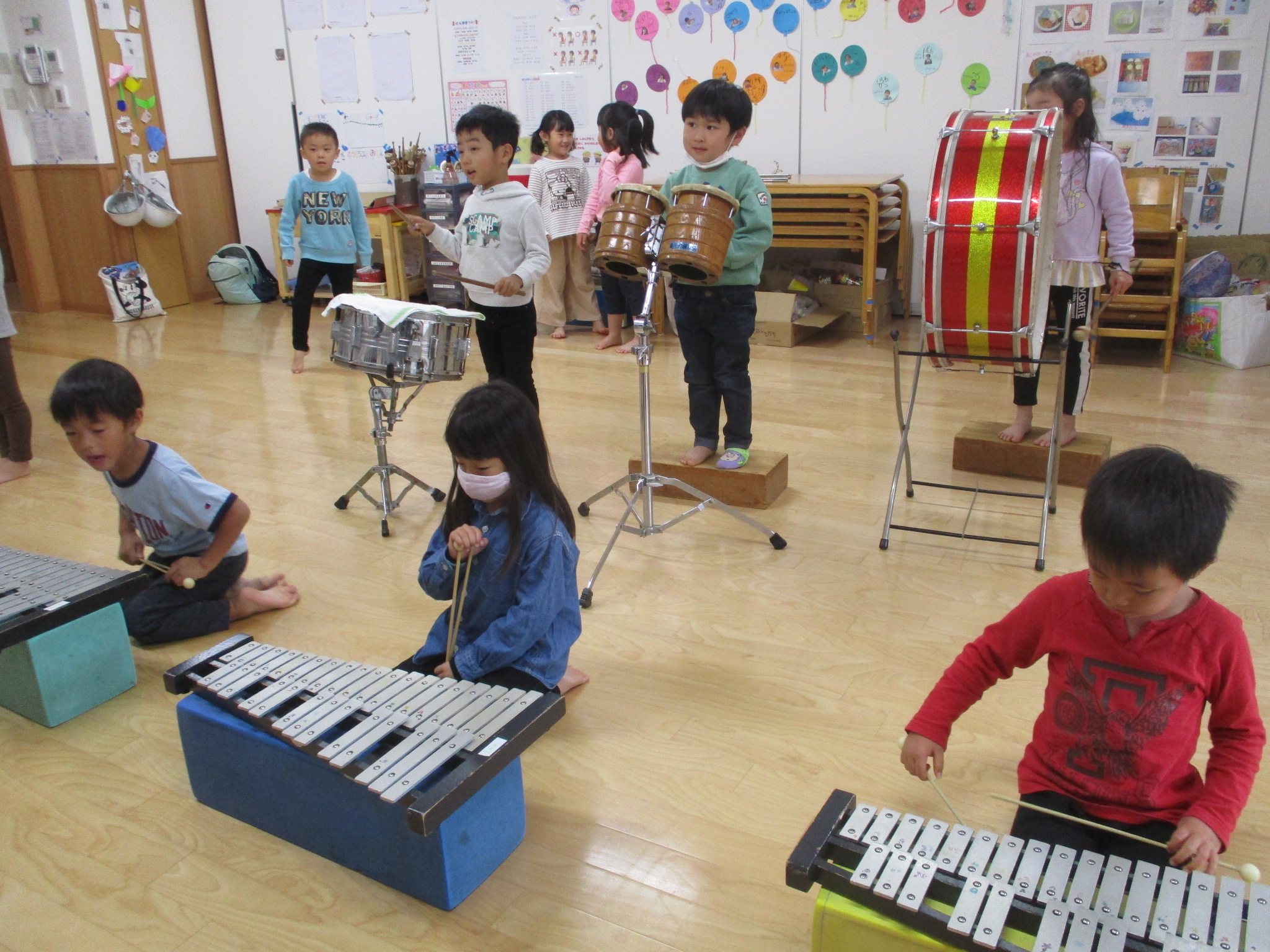 初めて合奏で使う楽器に触れました！ - 社会福祉法人葵福祉会亀井野保育園