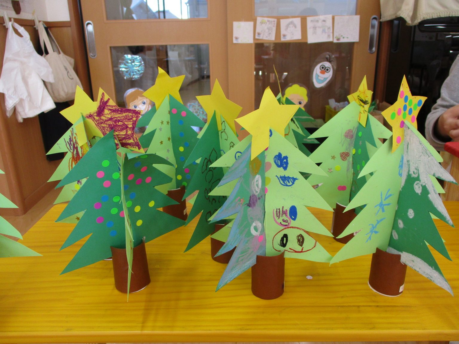 クリスマスツリー制作をしました☆ - 社会福祉法人葵福祉会亀井野保育園